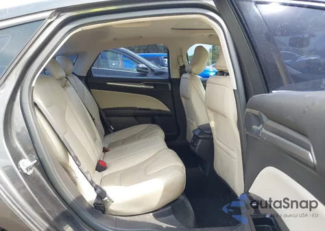 2015 Ford Fusion Energi Titanium z USA, uszkodzony, nr VIN 3FA6P0SU2FR179985